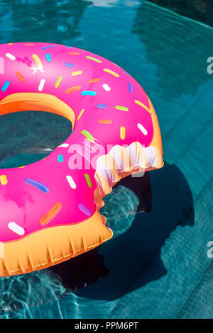 Nahaufnahme von aufblasbaren Ring in Form von Gebissen donut Schwimmen im Pool Stockfoto