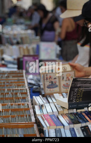 Lissabon, Portugal, September 01, 2018: Rua Anchieta Wochenende Buchmarkt Stadtteil Chiado. Stockfoto