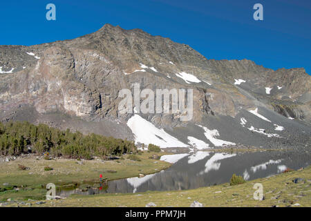 Ein angler nimmt seine Chancen; Sonnenaufgang über Alger Seen mit Asphalt Peak im Hintergrund; Ansel Adams Wilderness, Inyo National Forest, Sierra Beim Stockfoto