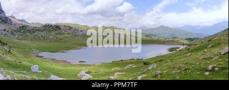 Die Piedrafita de Jaca See mit den Pena Telera Kette in den aragonesischen Pyrenäen. Stockfoto