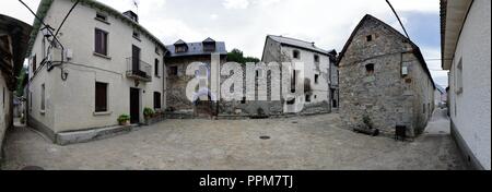 Plaza Mayor, einer traditionellen Stein Platz in Piedrafita de Jaca Stadt in den Aragonesischen Pyrenäen gemacht Stockfoto