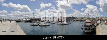 Die Pfeiler von La Coruña marina Meer Hafen mit Booten und einem blauen Himmel mit einigen Wolken Stockfoto