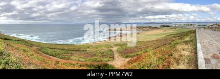 Ein Blick auf den Rasen gegenüber einem bewölkten und stürmischer See, vom Turm des Herkules in Galizien Hauptstadt La Coruña gesehen. Stockfoto