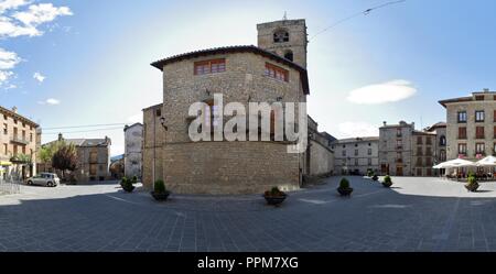 Der Glockenturm und der Rückseite der Stein Saint Peter's College (Colegiata de San Pedro) in Boltaña, einem kleinen ländlichen Dorf im Spanien Stockfoto