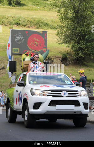Die weißen Carrefour Autos werfen freie Geschenke während der Tour de France 2018 17. Etappe in Soulan, Französischen Pyrenäen, ans Unterstützer am Straßenrand. Stockfoto