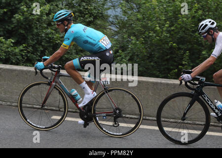 Jakob Fuglsang Radfahrer klettern während der Tour de France 2018 17. Etappe in Soulan, in den Französischen Pyrenäen. Stockfoto