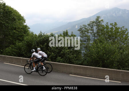 Jonathan Castroviejo und Michal Kwiatkowski Radfahrer, Klettern während der Tour de France 2018 17. Etappe in Soulan, in den Französischen Pyrenäen. Stockfoto