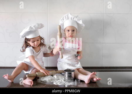 Glückliche Familie lustige Kinder bereiten den Teig, Backen Sie Plätzchen in der Küche. Happy Family Stockfoto