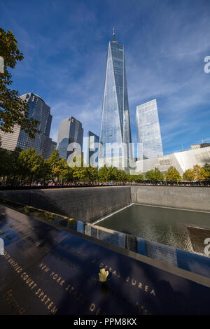 WTC 9/11 Memorial Plaza, das One World Trade Center, Lower Manhattan, New York City Stockfoto