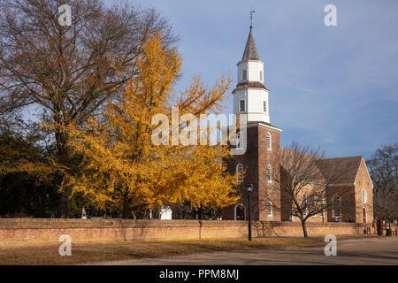 Historische Bruton Parish Church im Herbst, Colonial Williamsburg, Virginia Stockfoto