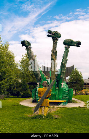Eine Statue einer Schlange Baum mit drei Köpfen und ein Krieger mit einem Säbel hinter den Schultern Stockfoto