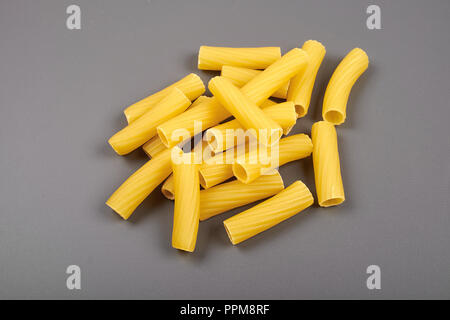 Rigatoni italienische Pasta auf grauem Hintergrund. Stockfoto