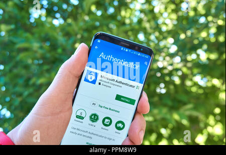 MONTREAL, KANADA - 28. August 2018: Microsoft Authenticator android app auf Samsung S8-Bildschirm. Stockfoto