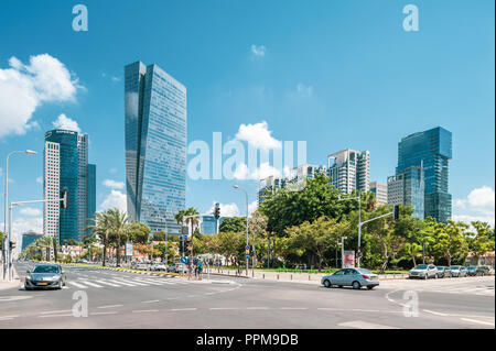 - 08.September 2018: sarona Sarona Gärten - Azrieli Tower von Moshe Tzur im Hintergrund konzipiert Stockfoto