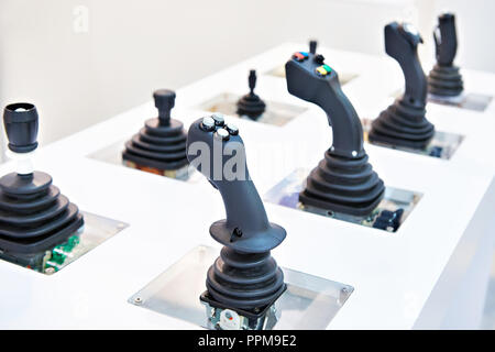 Joysticks für die Steuerung von Baumaschinen Stockfoto