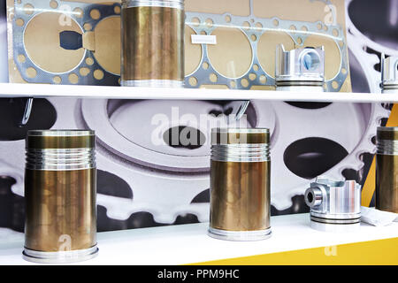 Zylinderlaufbuchsen und Kolben des Motors in Store Stockfoto