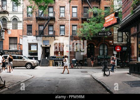 New York City, USA - 22. Juni 2018: Stores und Business in MacDougal Street in Greenwich Village. Es wurde gerufen, die buntesten und magnetische Ve Stockfoto