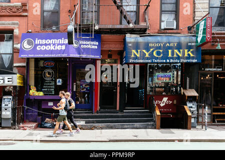 New York City, USA - 22. Juni 2018: Stores und Business in MacDougal Street in Greenwich Village. Es wurde gerufen, die buntesten und magnetische Ve Stockfoto