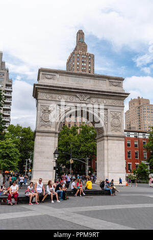 New York City, USA - Juni 22, 2018: Die Menschen in den Bogen von den Washington Square Park an einem sonnigen Sommertag in New York City genießen. Stockfoto