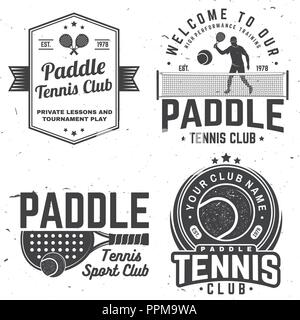 Satz von Paddle-tennis Abzeichen, Emblem oder unterzeichnen. Vector Illustration. Konzept für T-Shirt, Druck, Stempel oder T-Stück. Vintage Typografie Design mit Paddle Tennis Racket, Visier und Paddle ball Silhouette. Stock Vektor