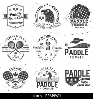 Satz von Paddle-tennis Abzeichen, Emblem oder unterzeichnen. Vector Illustration. Konzept für T-Shirt, Druck, Stempel oder T-Stück. Vintage Typografie Design mit Paddle Tennis Racket, Visier und Paddle ball Silhouette. Stock Vektor