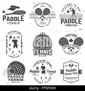 Satz von Paddle-tennis Abzeichen, Emblem oder unterzeichnen. Vector Illustration. Konzept für T-Shirt, Druck, Stempel oder T-Stück. Vintage Typografie Design mit Paddle Tennis Racket, Visier und Paddle ball Silhouette. Stock Vektor