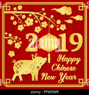Happy Chinese New Year 2019 Typografie mit Gold Schwein und Lampions. Vector Illustration. Für Grußkarten, Flyer, Poster, Banner oder auf der Website Vorlage. Stock Vektor