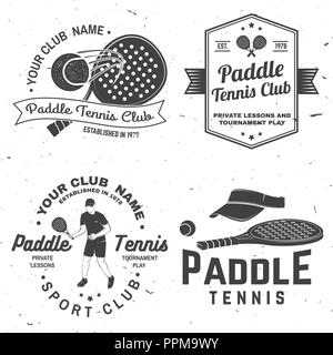 Satz von Paddle-tennis Abzeichen, Emblem oder unterzeichnen. Vector Illustration. Konzept für T-Shirt, Druck, Stempel oder T-Stück. Vintage Typografie Design mit Paddle Tennis Racket, Visier und Paddle ball Silhouette. Stock Vektor