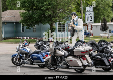 Harley Davidson Motorräder vor Elvis statue geparkt auf Polk-A-Dot-Antrieb im Diner auf der Route 66, Braidwood, Illinois. Stockfoto