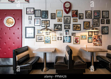 Tische und Stände an der Polk-a-Dot-Antrieb im Diner auf der Route 66, Braidwood, Illinois. Stockfoto