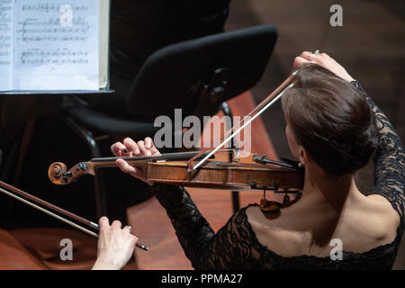 Eine Geigerin bei einem klassischen Orchester Konzert Stockfoto