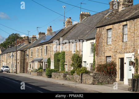 Zeile aus Stein gebaute Reihenhäuser in Front Street, Frosterley, Co Durham, England, Großbritannien Stockfoto