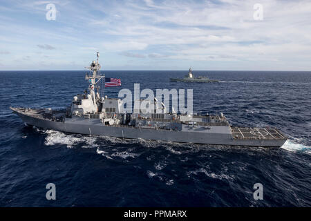 Die US-Marine Schiff USS John Finn (DDG113) und der Royal Australian Navy Schiff HMAS Hobart (DDG39) guided missile Destroyer, Durchführung naval Felsformationen vor der Küste von Oahu, Hawaii, Sept. 21, 2018. Die beiden Schiffe in einer Vielzahl von Schiff Manöver Teil der "Mateship" Festlichkeiten zusammengearbeitet, das 100-jährige Jubiläum zu gedenken, da die beiden Nationen kämpften Seite an Seite im Jahre 1918 während des Ersten Weltkrieges (U.S. Marine Corps Foto von Sgt. Jesus Sepulveda Torres) Stockfoto