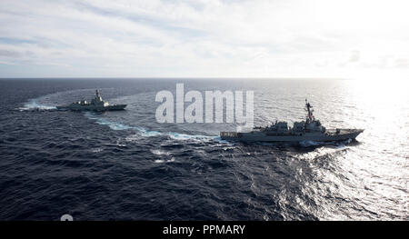 Der Royal Australian Navy Schiff HMAS Hobart (DDG39) und U.S. Navy Schiff USS John Finn (DDG113), sowohl geführte Flugzerstörer, führen Sie eine kooperative Bereitstellung im östlichen Pazifik Sept. 21, 2018. Die Vereinigten Staaten und Australien sind zum Gedenken an 100 Jahre von "Mateship", da die beiden Nationen kämpften Seite an Seite im Jahre 1918 während des Ersten Weltkrieges (U.S. Marine Corps Foto von Sgt. Jesus Sepulveda Torres) Stockfoto