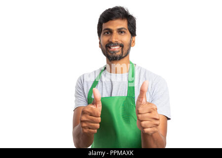 Freundlich indischen SB-Warenhaus oder Supermarkt männliche Mitarbeiter halten beide Daumen nach oben als positive Zustimmung Konzept auf weißem Hintergrund Stockfoto