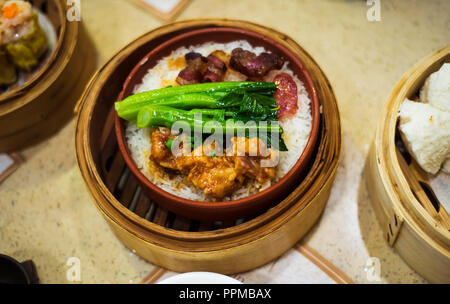 Chinesisch Kantonesisch dimsum Mahlzeit serviert im traditionellen Bambus Steamer Stockfoto