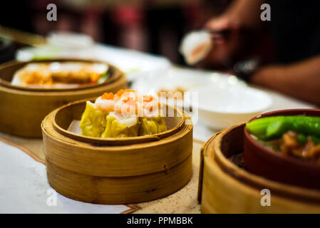 Chinesisch Kantonesisch dimsum Mahlzeit serviert im traditionellen Bambus Steamer Stockfoto