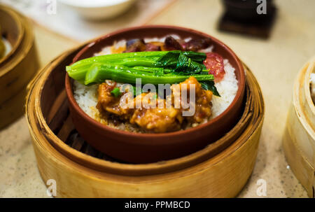 Chinesisch Kantonesisch dimsum Mahlzeit serviert im traditionellen Bambus Steamer Stockfoto