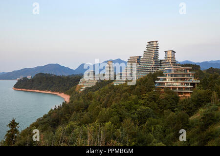 Erhöhte Ansicht des Gehäuses Cluster in Hügellage mit Taiping See. Huangshan Dorf, Huangshan, China. Architekt: MAD Architekten, 2017. Stockfoto