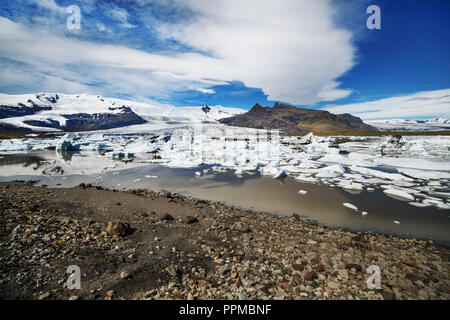 Blöcke von Eis am Strand in Island. Stockfoto