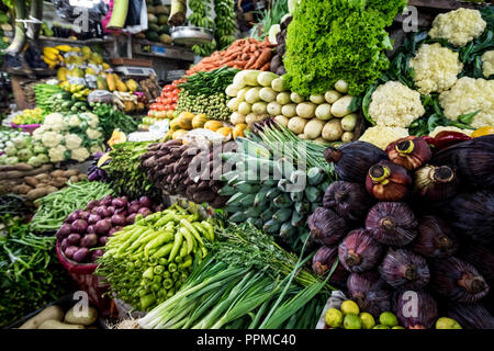 Alle Arten von asiatischen Gemüse auf einem Markt in Sri Lanka Stockfoto