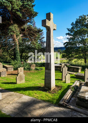 Kriegerdenkmal auf dem Friedhof in St. Oswalds Kirche Leathley in der Washburn Valley North Yorkshire England Stockfoto