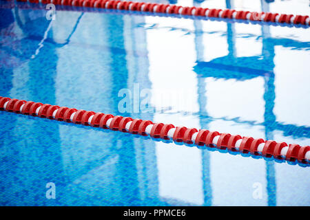 Schwimmbad im Fitness Club. Der track Splits, Rot. Stockfoto