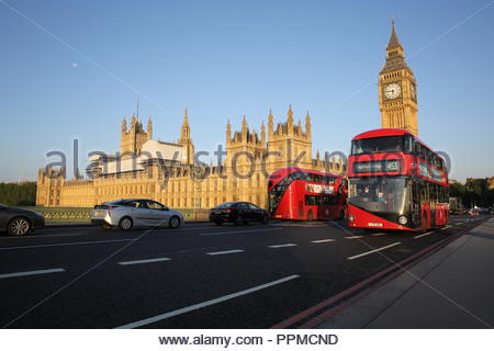 Rote Busse über die Westminster Bridge in London ein paar Stunden nach dem Brexit führen. Stockfoto