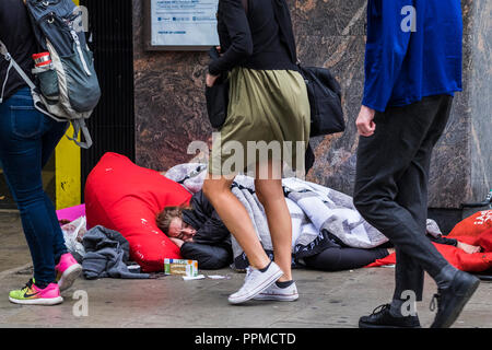 Obdachlose Personen außerhalb der Aldgate East Station, London, England, Großbritannien Stockfoto