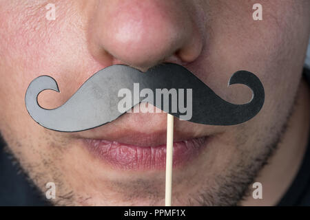 Mann mit Photo Booth prop Schnurrbart für November ßtsein Monat. Stockfoto