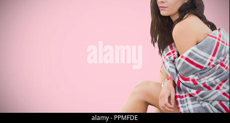 Das zusammengesetzte Bild von nachdenklich Brünette in eine Decke gewickelt Stockfoto