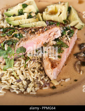 Ahi Thunfisch Steak mit Reis und Avocado, Nahaufnahme Stockfoto