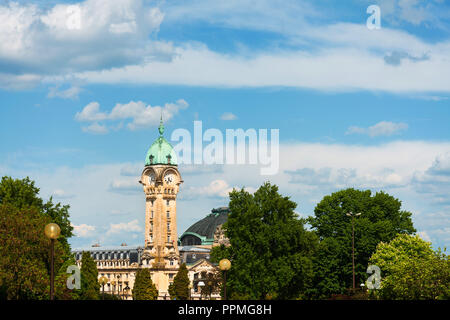 LIMOGES, Frankreich - 8. Mai 2018: Hauptbahnhof von Limoges in Limoges, Frankreich Kathedrale in Limoges, Frankreich Stockfoto