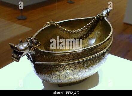 Boot oder Almosen Gefäß (kashkul) mit Dragon - vorangegangen Extremitäten, Iran, 1575-1600 AD, graviert Messing, Stockfoto